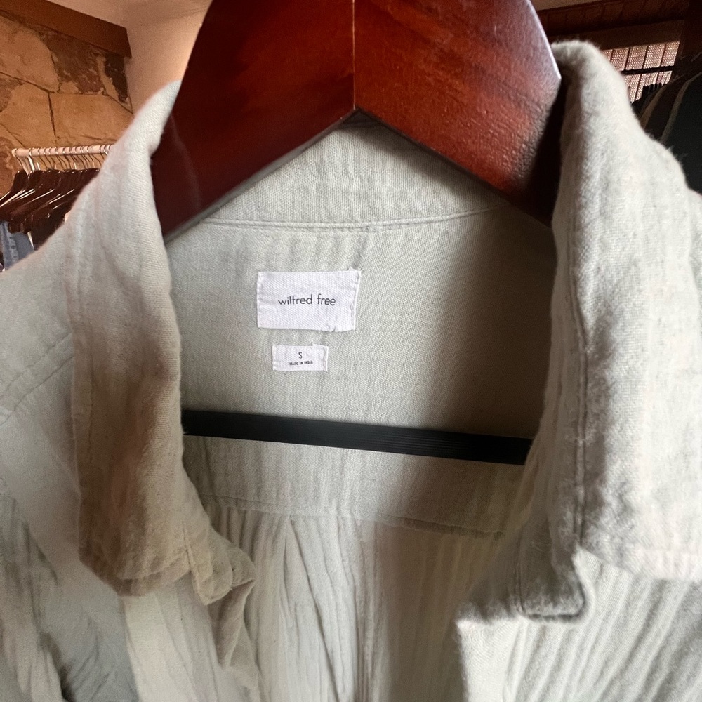 Aritzia sail button down - Picture 2 of 4